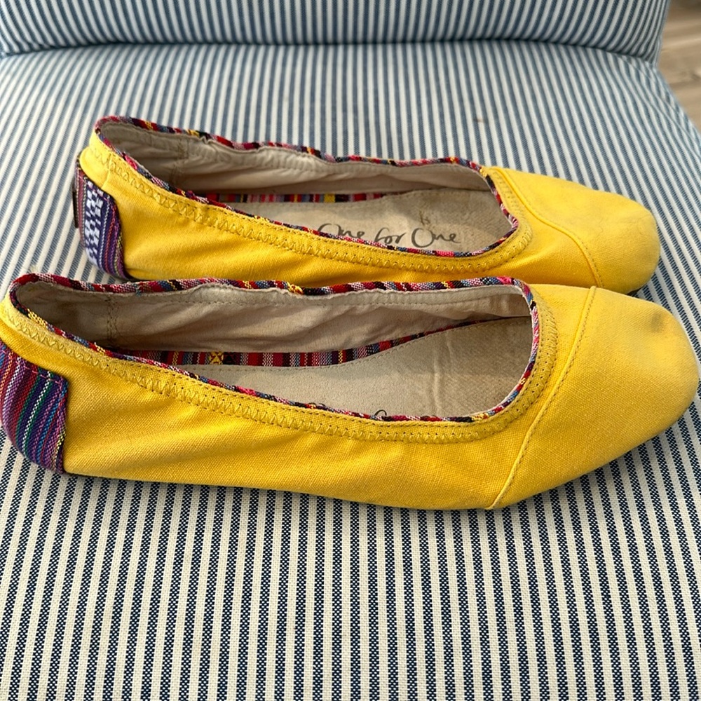 Tom’s bright yellow flats.